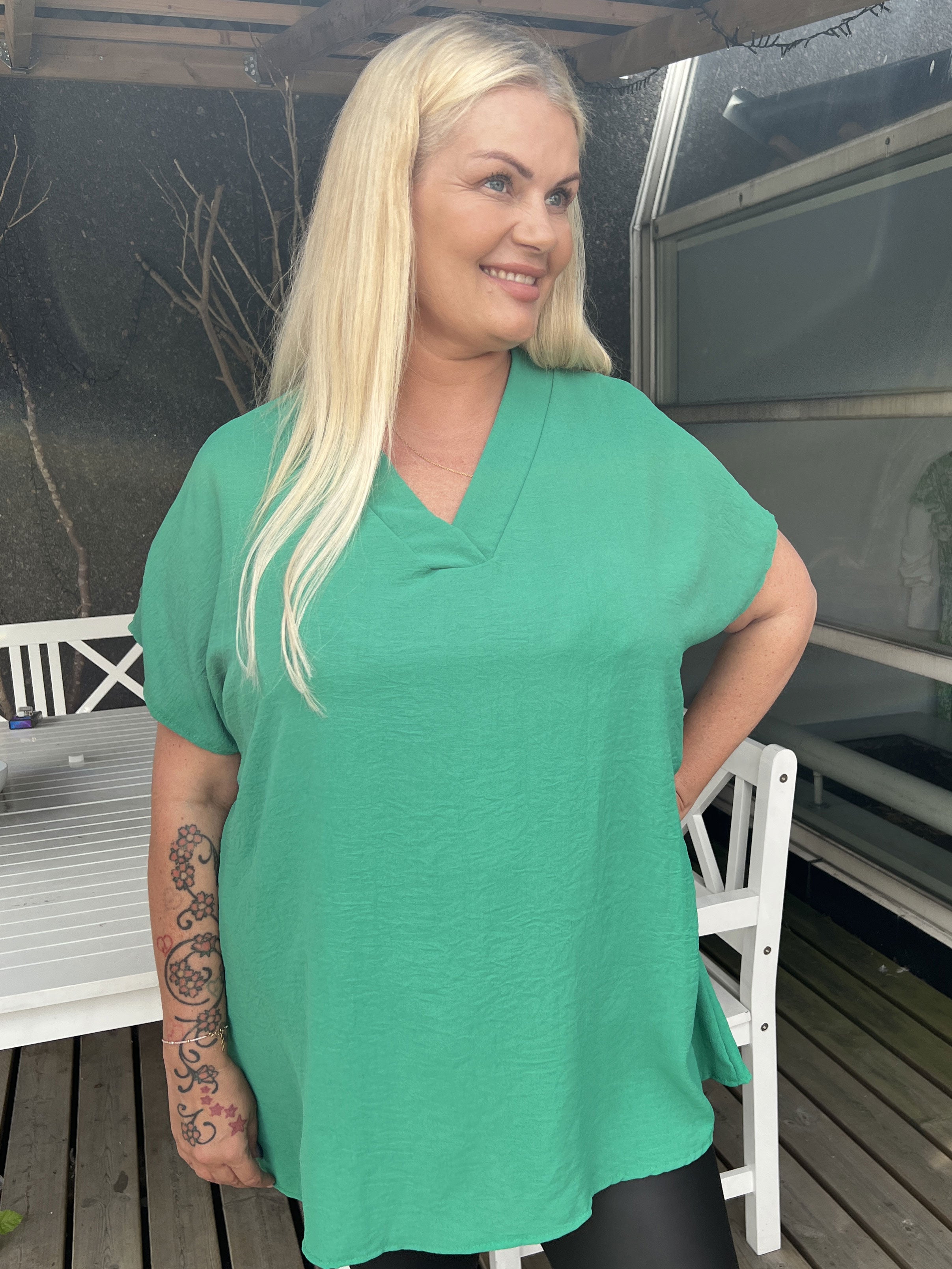 Katrine - Sød plus size tunika med blonde i ryggen